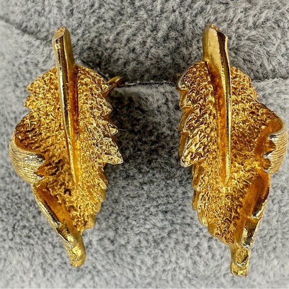 Vintage Coro Gold Leaf Earrings Clip On Signed Curled Leaf Design Mid Century - Picture 9 of 9